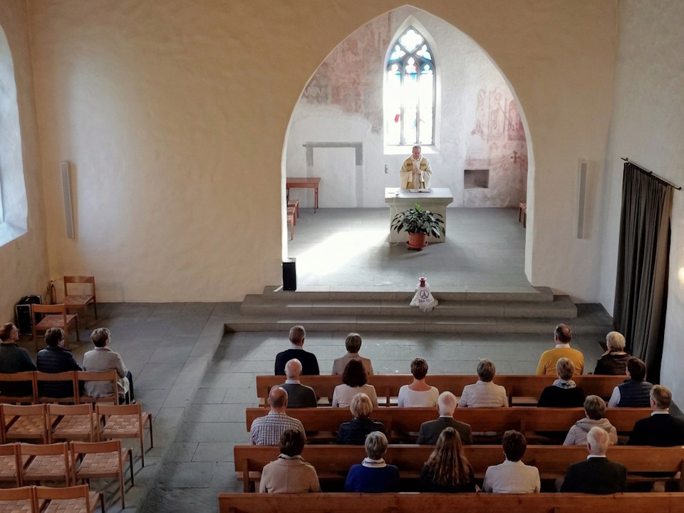 Alte Kirche Romanshorn-moderne Kirchenbeschallungsanlage, klare Sprachverständlichkeit Innenraum der Alten Kirche Romanshorn mit Holzbänken, Altar und historischem Gewölbe; Referenzprojekt für moderne Kirchenbeschallung zur Verbesserung der Sprachverständlichkeit.
