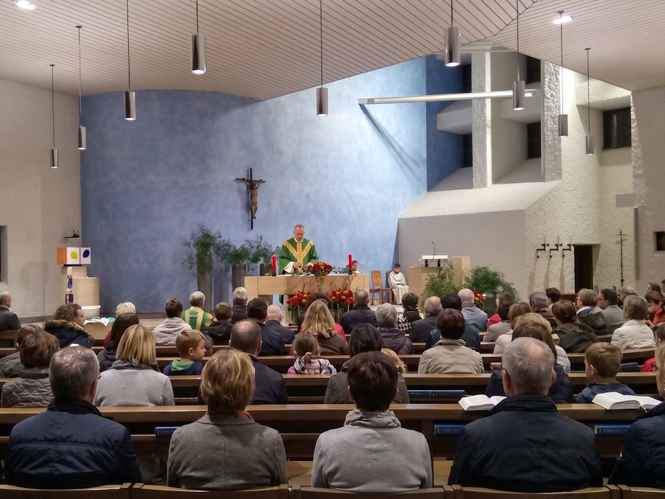 Kirche Teufen – Kirchenbeschallung und Multimediatechnik für klare Sprachverständlichkeit Innenraum der Kirche Teufen während eines Gottesdienstes mit modern integrierter Kirchenbeschallung und Multimediatechnik; klare Sprachverständlichkeit durch professionelle Audiolösung, dezente Lautsprecherintegration und zeitgemässe Raumgestaltung.