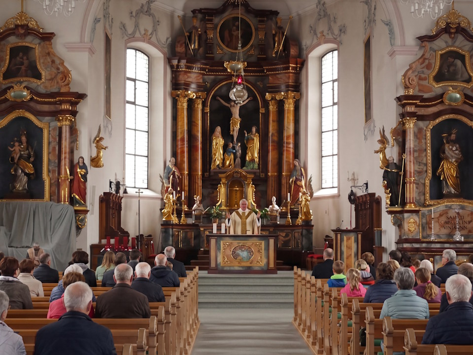 Kirche Waldkirch moderne Beschallungsanlage Innenraum der Kirche Waldkirch mit reich verziertem Altar, historischen Architekturdetails und dezent integrierter Kirchenbeschallung; klare Sprachverständlichkeit für Gottesdienste und kirchliche Veranstaltungen.