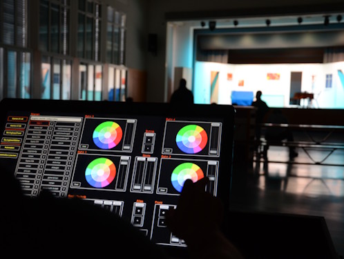 Touchscreen‑Lichtsteuerung für LED‑Bühnen- und Hallenbeleuchtung mit einzeln steuerbaren Szenen und Farbflächen