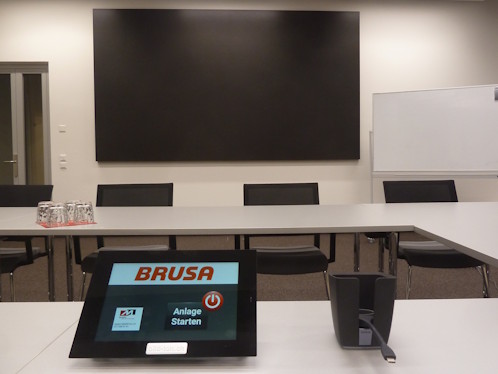 Einfache und zentrale Bedienung Alle Medienfunktionen lassen sich über eine zentrale und intuitive Steuerung bedienen. Präsentationen starten, Mikrofone aktivieren oder Displays einschalten – alles erfolgt schnell und übersichtlich über ein Touchpanel oder klar strukturierte Bedienelemente. Dadurch ist die Technik auch für Nutzer ohne technische Vorkenntnisse einfach zu bedienen.