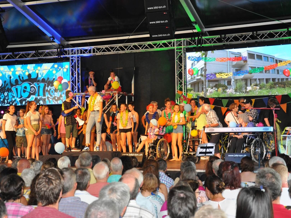 Musical der Sekundarschule Romanshorn mit grosser gemischter Bühnenbesetzung, farbiger Lichtshow, LED‑Screens mit grafischen Inhalten, inklusiven Darstellern und professioneller Eventtechnik für Licht, Ton und Bild.