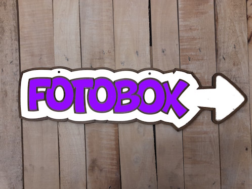 Holzschild mit Aufschrift Fotobox als Wegweiser für mobile Foto‑Booth auf Events und Feiern